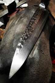 La satisfaction de révéler un damas 😁

#knife #frenchknife #coutellerie #couteaux #artisan #cuisine #couteauxcuisine #artisanatfrancais #cadeau #oise...