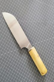 Aujourd'hui santoku en acier inox 14c28n et manche en buis, commende client. 😁

#knife #frenchknife #coutellerie #couteaux #artisan #cuisine #couteauxcuisine...