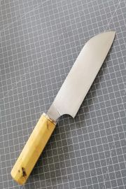 Aujourd'hui santoku en acier inox 14c28n et manche en buis, commende client. 😁

#knife #frenchknife #coutellerie #couteaux #artisan #cuisine #couteauxcuisine...