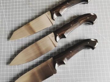 Aujourd'hui trois compagnons pour vos promenades en forêt 🌲🔪⚔️🌳

Acier carbone 80crv2 et manche en ébène, merci à LY gravures & créations   pour les gravures...