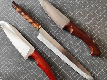 Aujourd'hui un peu de cuisine et un utilitaire, éminceur en padouk, japonais en loupé d'orme, tout deux en acier inox 14c28n et l'utilitaire en cochenilles...