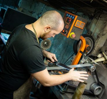 Florian Perrier, coutelier artisanal à Labosse dans l'Oise (60)