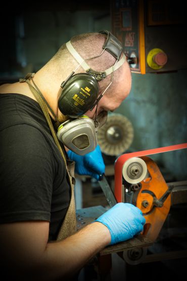 Affutage d'un couteau dans l'atelier de la Coutellerie Perrier à Labosse (60) Affutage d'un couteau dans l'atelier de la Coutellerie Perrier à Labosse (60)