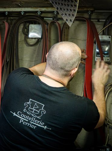 La Coutellerie Perrier s'appuie sur le savoir-faire de plusieurs partenaires La Coutellerie Perrier s'appuie sur le savoir-faire de plusieurs partenaires