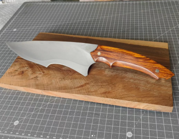 Couteau de chasse artisanal, fabriqué dans l'atelier de la Coutellerie Perrier à Labosse (60) Couteau de chasse artisanal, fabriqué dans l'atelier de la Coutellerie Perrier à Labosse (60)