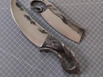 Cela faisait un moment que je n'avais pas sorti de pièce forgée, alors voici un mini trancheur en xc75 (dédicace au fan de souls like 🤓) et le grand lui a...