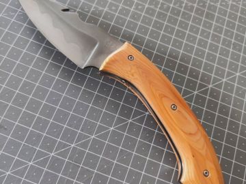 Aujourd'hui, commande d'un client, liner locks en acier xc100 avec une trempe sélective et un manche en If 🤓

#couteau #knife #knives #edc #coutellerie...