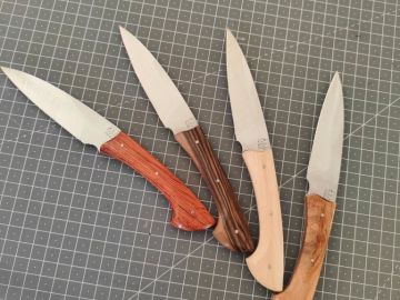 Petite série d'offices aujourd'hui 🙂
Manche en Padouk, noyé d'Amérique, sycomore et pommier ^^ le tout monté sur une lame en acier inox 14c28n 🤓...