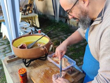 @benlignel  en pleine préparation avec l'une de mes créations pour un bouillon à couper le souffle 😋

#cuisine #coutellerie #couteau