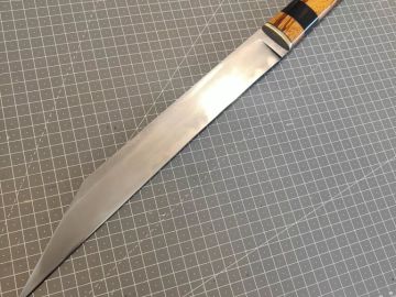 Aujourd'hui grand couteaux type scramasax 😁 lame en W2 avec une trempe sélective, garde et pommeau en laiton avec le  manche en ébène Mozambique et bois de...