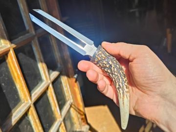 Aujourd'hui on change un peu de registre avec un pique à viande 🤓 manche en bois de cerfs et pique en acier inoxydable 14c28n à destination du...