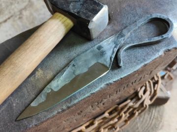 Tout juste fini pour l'événement de se soir 😎 brute de forge en acier xc75 avec trempe sélective non révélé 🤓

#forge #picardie #knives