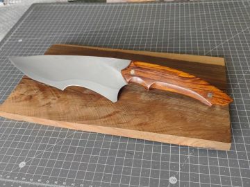 Un petit nouveau dans la gamme des couteaux de chasse, lame en acier sandwich avec au cœur du 100c6 et sur les flancs du S235 et pour finir, un manche en...