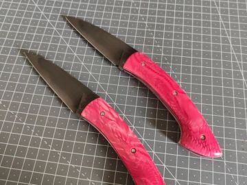 Les deux derniers pour le @festival_de_la_framboise  de se weekend 🤓 manche en Juma et lame en xc100 avec une trempe sélective ⛩️

#couteau #knife #knives...