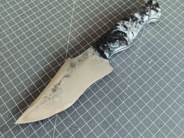 Le petit dernier sorti de l'atelier, lame forgée en acier carbone W2 et manche en résine de chez Bois52 😁 ça faisait longtemps que je voulais sortir ce...