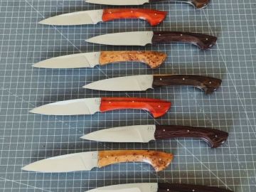 Petite série de douze couteaux d'offices en acier inoxydable 14c28, pour les manches nous avons, du padouk, du ziricote, de la loupe de thuyas du Maroc et...