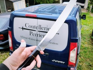 Le dernier sorti de l'atelier, 50cm de long en acier carbone c130 et manche en ébène de Mozambique, il a déjà rejoint son propriétaire 🔪🍣

#couteau #knife...