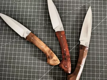 Aujourd'hui trois offices en acier inoxydable 14c28n et pour les manches nous avons, du Suar, de la racine de Nara rouge et de la loupe d'orme qui viennent...