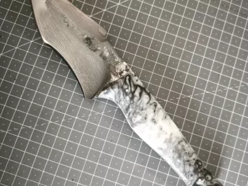 Aujourd'hui une lame forgée en xc100 avec une trempe sélective, un manche en résine et un intercalaire blanc en g10, disponible sur le site 🤓...