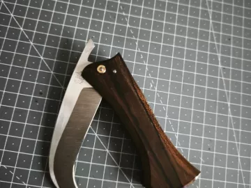 Aujourd'hui commande d'une cliente pour un couteau a champignons 🍄🍄 lame en acier inoxydable 14c28n et manche en ziricote 🤓

#bois #artisanatfrancais🇫🇷 #forge