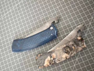 Aujourd'hui deux pliants, lames en xc75 avec une trempe sélective, l'un juma bleu pour le manche et l'autre en loup de peuplier stabilisé en noir 🤓 vous...