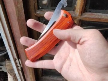 Petite vidéo de mon modèle en version piémontais, manche en padouk et lame en acier carbone xc100 🤓
#couteau #knife #knives #edc #coutellerie #knifeporn...