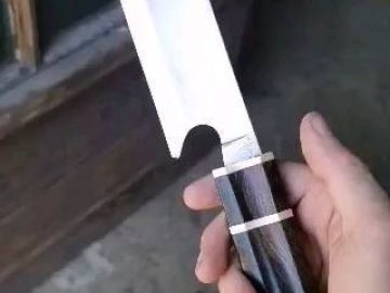 Le petit dernier de l'atelier, lame en 14c28n et manche en Ziricote, une prise en main différente mais super agréable 🤓

#knife #frenchknife #coutellerie...