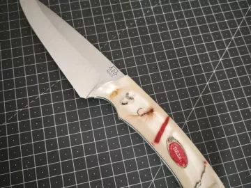 Aujourd'hui une commande un peu particulière, mon client souhaitait intégrer plusieurs composants dans son manche, une partie de sa vie, de sa famille, de...