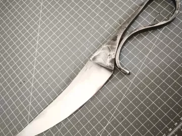 Voilà les deux médiévales forgé en xc100 avec une trempe sélective 🤓  même si les photos ne reflète pas vraiment la beauté des trempes 😏

#forge #medieval...