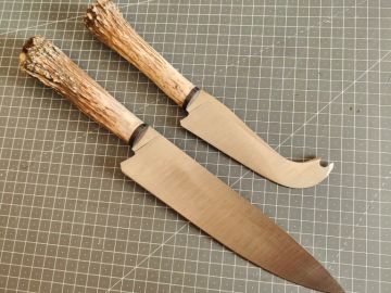 Au menu du jour un peu de cerfs 🦌
Une commande pour le @moulindelaforge 
Tout deux en acier inox 14c28n, l'un pour la cuisine et l'autre pour le fromage 🧀...